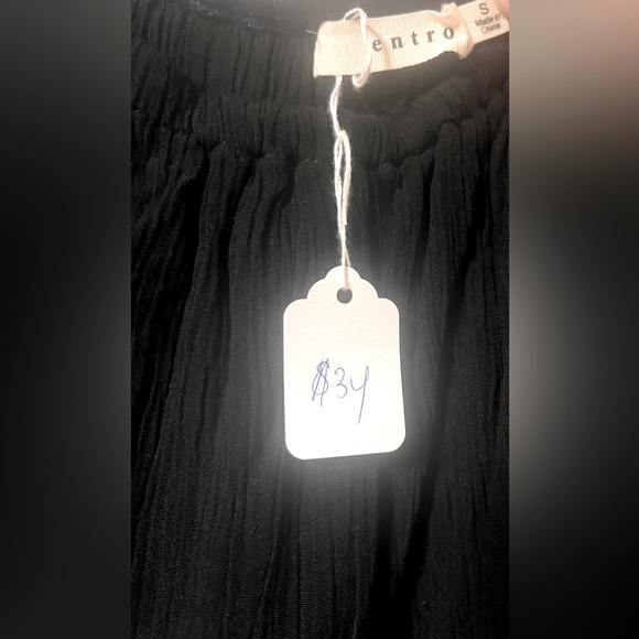 NEW WITH TAGS! Black “Entro” Off the Shoulder Bohemian style top! Size Small. - Picture 4 of 6